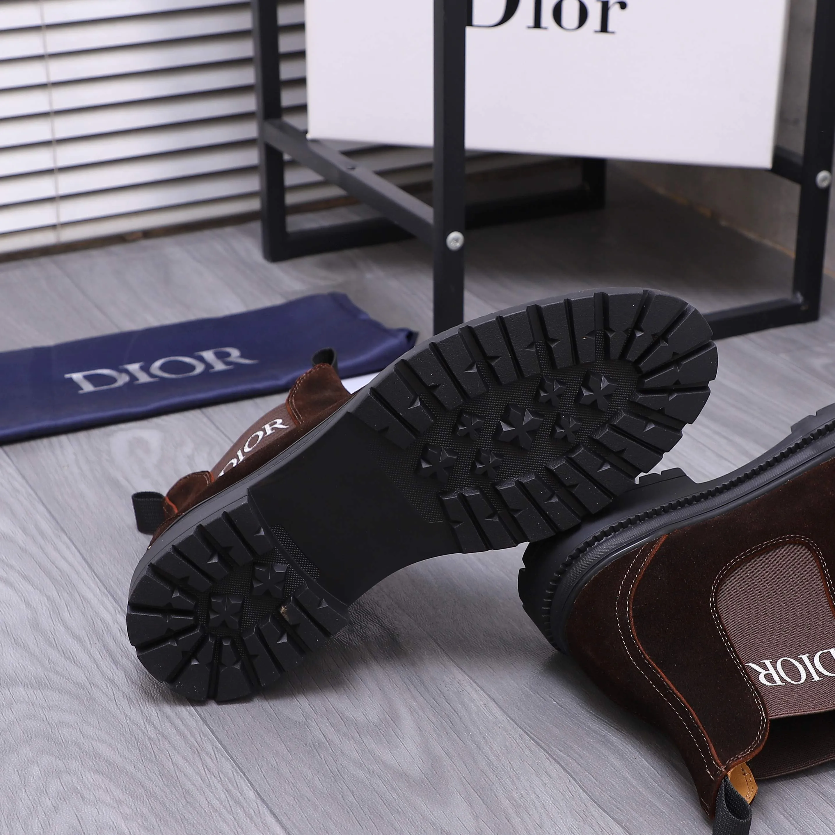 Men's shoes 💰500 Product trademark: Dior "Dior" high-top casual shoes Regular size: 38-45 (45 is custom-made and non-returnable) Product materials: Selected frosted cowhide upper, cowhide lining, rubber non-slip outsole